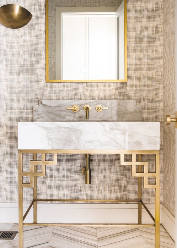 salle de bain en marbre et cuivre